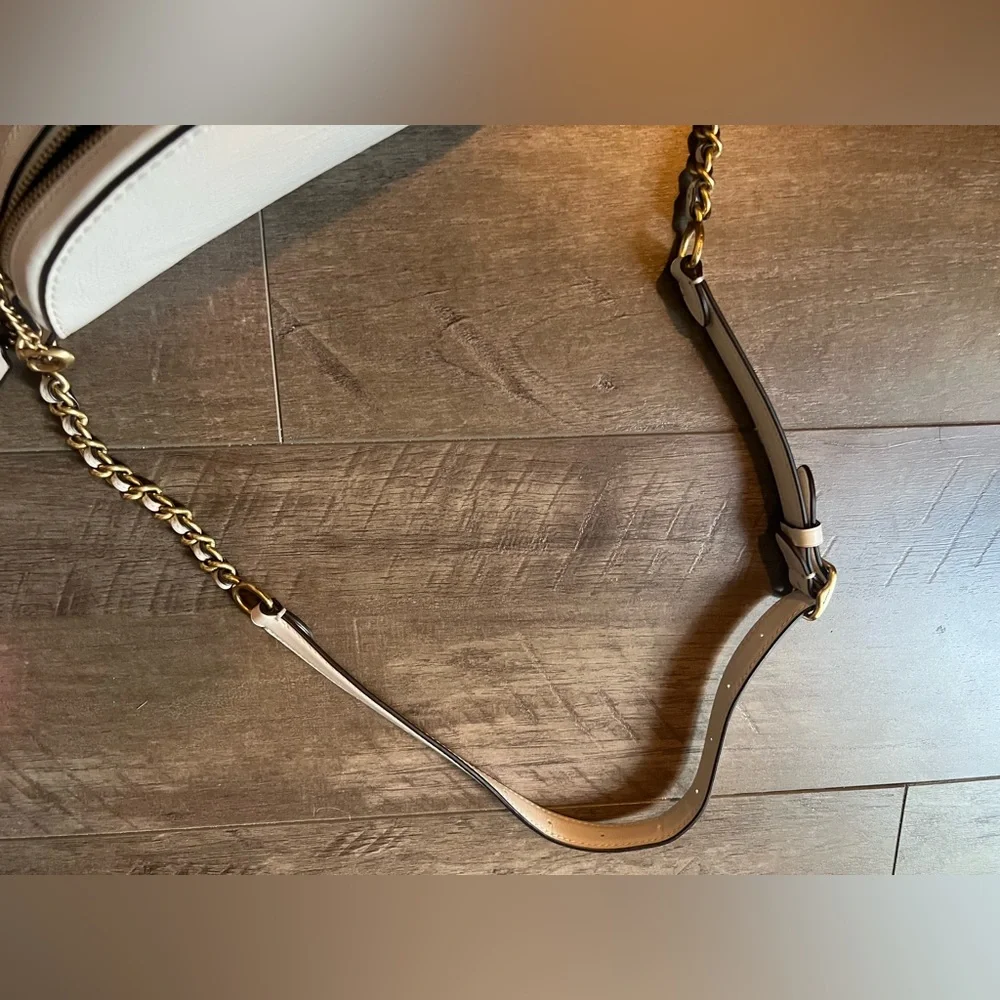 Vintage CHAIN BELT BAG WITH QUILTING IN WHITE 

Style No. C0851 - Picture 8 of 13